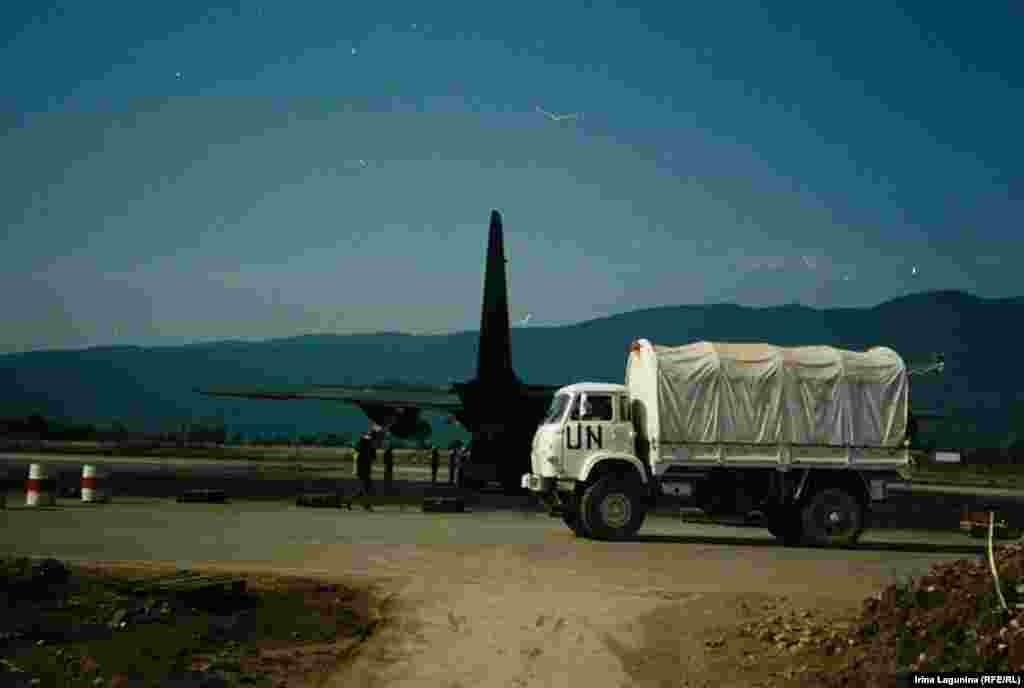 Еда, вода, медикаменты и предметы первой необходимости поставлялись в Сараево самолетами ООН. К лету 1993 года возникла проблема - не в чем хоронить католиков и православных. Гробы тоже начали доставлять в рамках гуманитарной помощи городу.