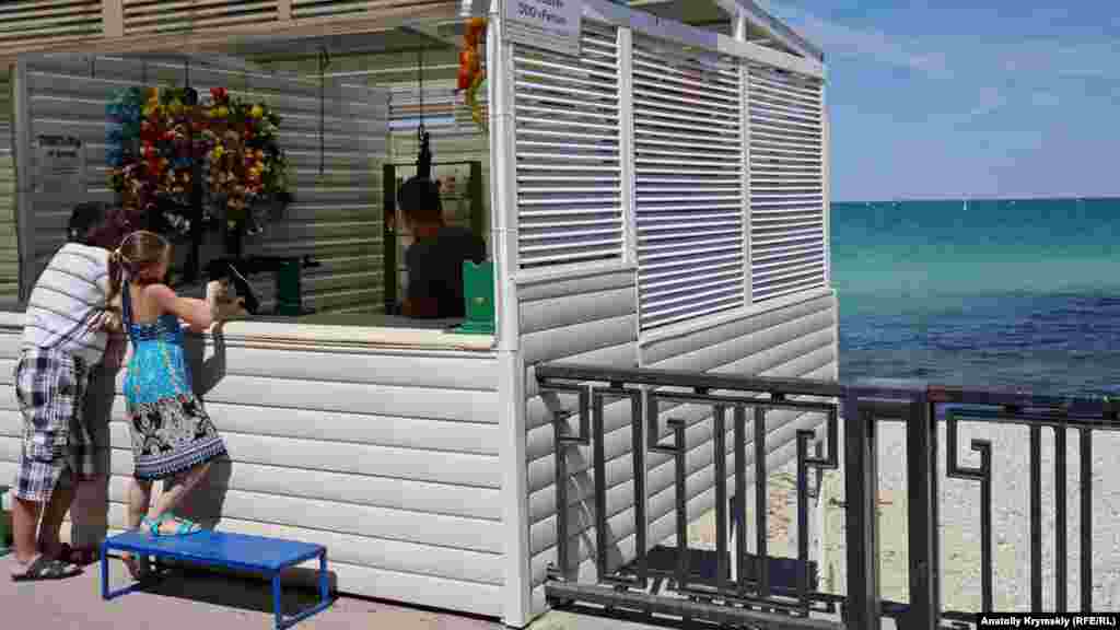 Дети и взрослые на набережной могут довольствоваться стрельбой из «калаша» в тире