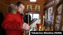 Дмитрий Медведев во время посещения храма святителя Николая Чудотворца на острове Земля Александры архипелага Земля Франца-Иосифа, 2017 год