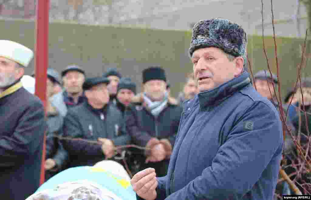 В январе 2015 года Следком России сообщил, что в Крыму по «делу 26 февраля» арестован один из лидеров Меджлиса крымскотатарского народа Ахтем Чийгоз. Его обвинили в организации «массовых беспорядков» под зданием парламента Крыма 26 февраля 2014 года. Чийгоз отвергает все предъявляемые ему обвинения. 26 февраля 2014 года под зданием Верховной Рады Крыма прошел митинг в поддержку территориальной целостности Украины. Тогда митингующим противостояли пророссийские активисты, в том числе, из партии «Русское единство». Как это было – смотрите в фоторепортаже