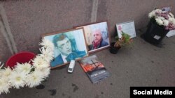 Народный мемориал на месте убийства Бориса Немцова в центре Москвы