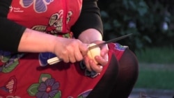 Переселенка, що живе у парку, зготувала борщ для усіх охочих (відео) Переселенка, що живе у парку, зготувала борщ для усіх охочих (відео)