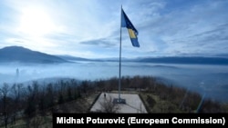 U nedostatku izričitih odredbi u državnom Ustavu entiteti su zadržali posjed nad većinom javne imovine koja se nalazi na njihovoj teritoriji