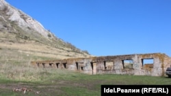 Развалины жилых бараков спецлагеря № 0016.