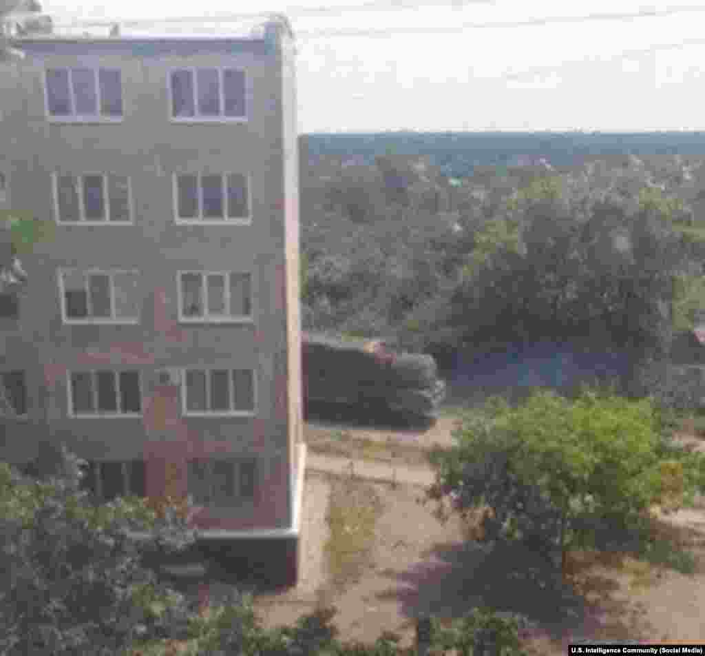 Фотографія з соціальних мереж: «Бук» неподалік від Краснодона. Згідно з даними розвідки, «Бук» прямує в бік російської території. Фотографія зроблена після катастрофи рейсу MH17