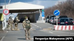 КПВВ Новотроїцьке, українські прикордонники