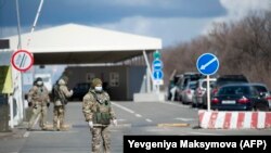 Український військовий на одному з пунктів в'їзду-виїзду на непідконтрольну територію Донбасу неподалік селища Новотроїцьке, 16 березня, 2020 року