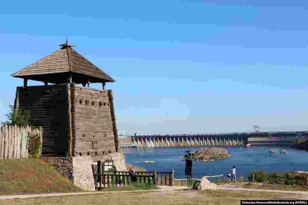 Раніше істориками на території історико-культурного комплексу «Запорізька Січ» було вже відтворено зовнішній вигляд будинку кошового отамана та військової канцелярії Січі 