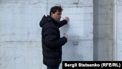 Працівник Асоціації промисловості нанотехнологів Чехії демонструє зони, пофарбовані нанофарбою 4 роки тому