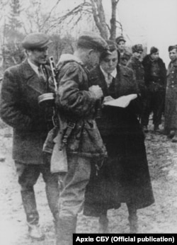 На конференції поневолених народів. Зліва направо: генерал-хорунжий, головнокомандувач УПА Роман Шухевич, Дмитро Грицай, Катерина Мешко-Логуш, 21–23 листопада 1943 року. Фото з архівів СБУ