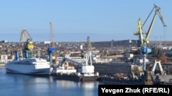 Плавучі крани «Севастополь» та «Григорій Просянкін» біля причалу Севморзаводу, листопад 2021 року