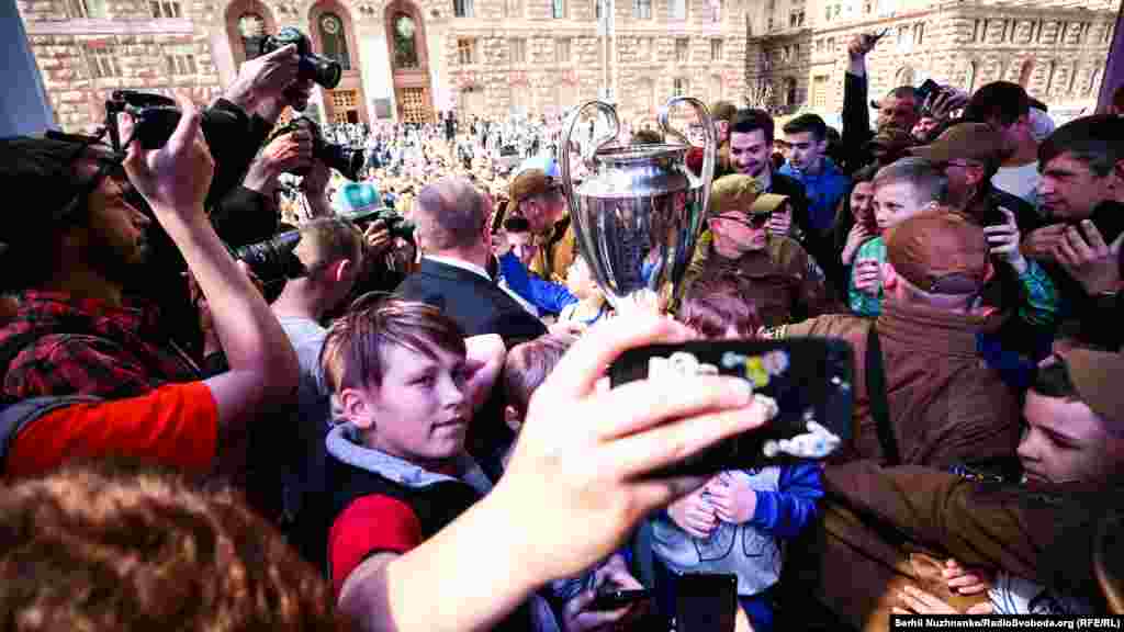 Після закінчення офіційної частини охочих мати селфі з нагородами було так багато, що біля трофеїв почалася «давка». Усе закінчилося мирно та без ушкоджень