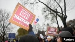 Влада міста Кембридж організувала протест із закликом до керівництва Гарварду протистояти втручанню федерального уряду в діяльність університету. Кембридж, штат Массачусетс, США, 12 квітня 2025 року