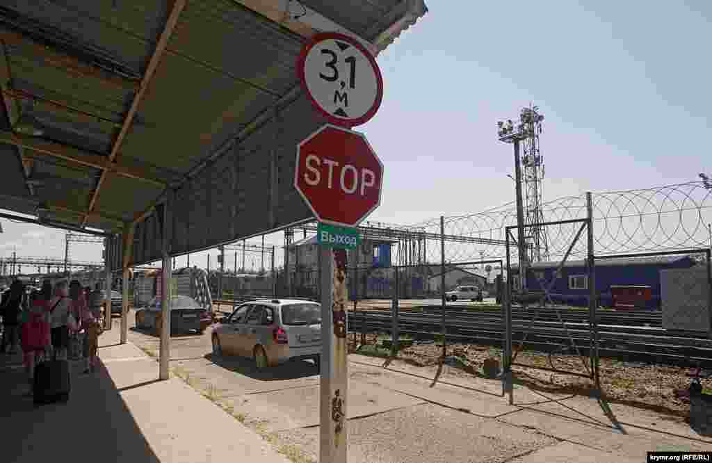 Обратите внимание и на другие фотографии, сделанные в «Порт-Кавказ»  – почти на всех изображениях найдете с детства знакомые каждому советскому  человеку контуры «колючки»