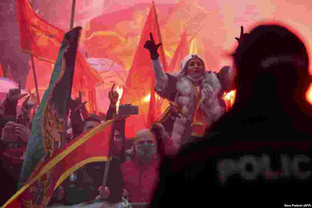 Несколько тысяч людей протестовали против попыток нового правительства  Черногории изменить спорный закон о религии, согласно которому религиозные общины должны доказать право собственности на имущество до 1918 года. Сербская православная церковь опасается, что закон позволит правительству Черногории изымать собственность, хотя чиновники отрицают, что имеют такие планы. (AFP/Саво Прелевич)