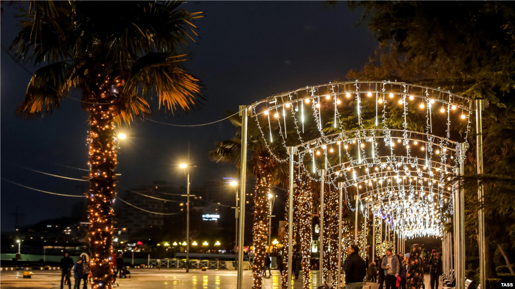 В Ялте на новогодние праздники ожидается до 100 тысяч туристов, в связи с чем российские власти города готовят дополнительные койки в медучреждениях для больных коронавирусом, сообщила подконтрольная Кремлю глава Ялты Янина Павленко