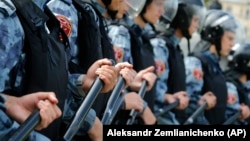 Полиция во время митинга оппозиции с требованием допустить независимых кандидатов на выборы в Московскую городскую думу, Москва, 3 августа 2019 года