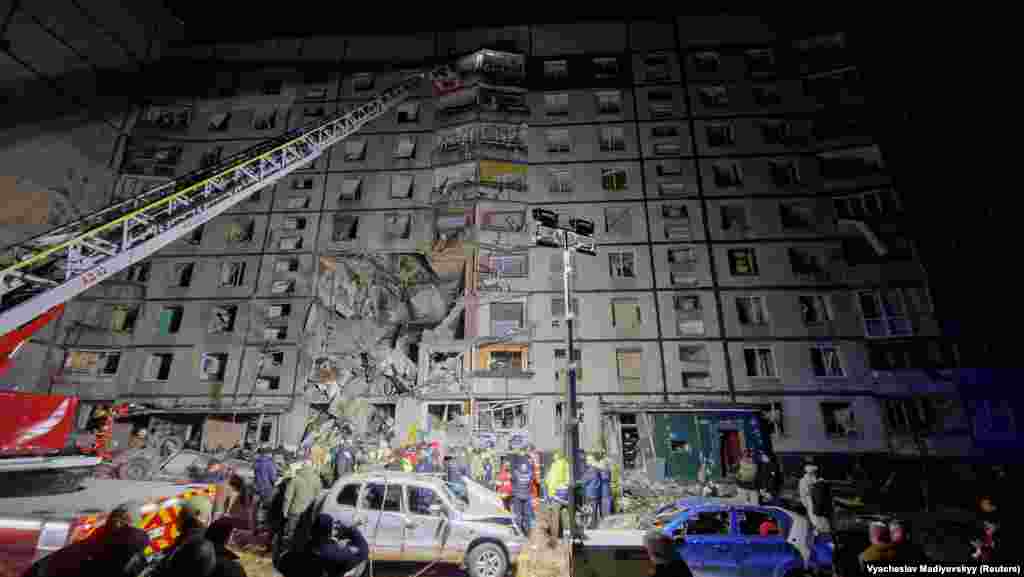 Пізно ввечері 30 жовтня Росія вдарила по житловій багатоповерхівці в Харкові, повідомила місцева влада. Попередньо: ФАБом-500.&nbsp;У результаті удару були зруйновані відразу декілька поверхів під&#39;їзду дев&#39;ятиповерхівки