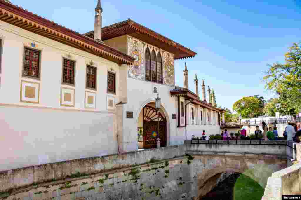 Кримські татари вперше згадуються в українських та польських хроніках, козацьких літописах 17–18-го століть. Їхня спільнота виникла у Криму протягом 13–17-го століть із різноманітних етнічних джерел. Кримські татари мали свою державу – Кримське ханство, – що існувала з 1441 до 1783 року. Головна з архітектурних пам’яток того часу, що збереглися, – Ханський палац у столиці середньовічного Криму Бахчисараї