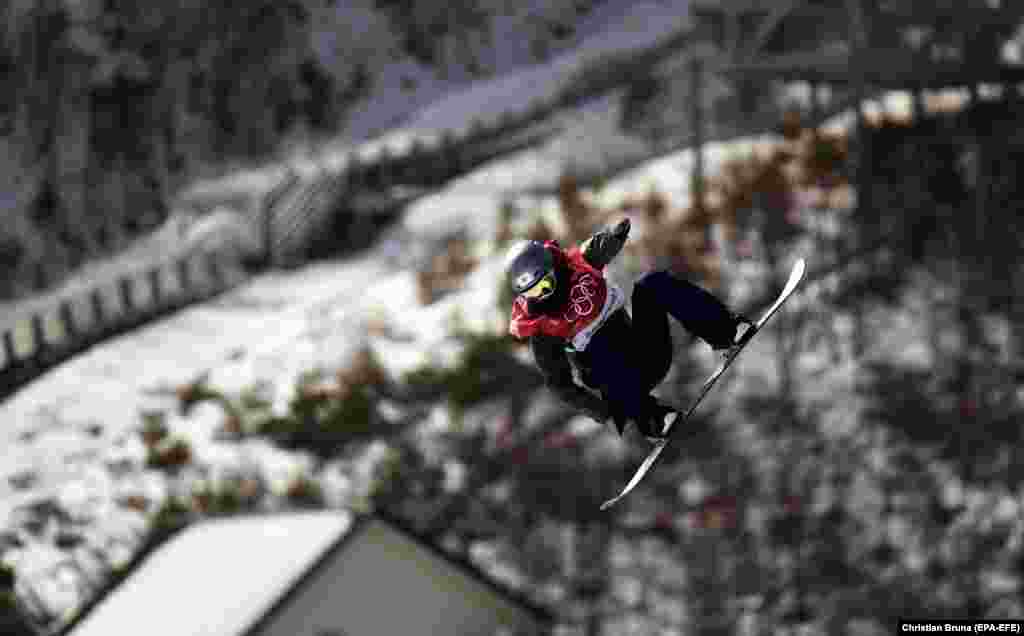 Сноуборд: Міябі Оніцука з Японії під час жіночої кваліфікації зі сноуборду в гірськолижному центрі «Альпенія»