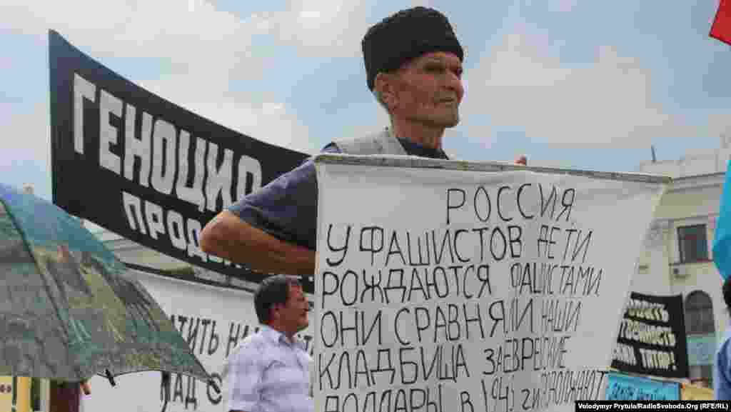 Рік 2013-й, Сімферополь, площа Леніна. Страшне пророцтво. Росія ще визнає територіальну цілісність України, Крим ще перебуває під синьо-жовтим прапором, але навчені досвідом старі кримські татари знають, звідки може прийти біда.