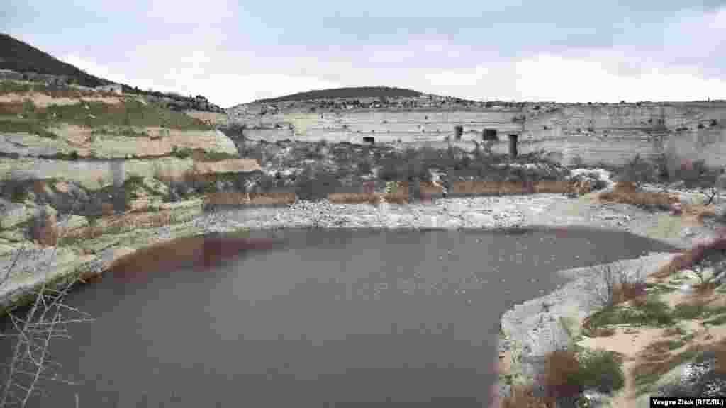 Уровень воды в карьере сильно понизился после выкачивания воды. Глубина водоема раньше доходила до 60 метров, площадь водного зеркала около 23 тысяч квадратных метров. Как выглядело карьерное озеро в конце ноября – в фотогалерее