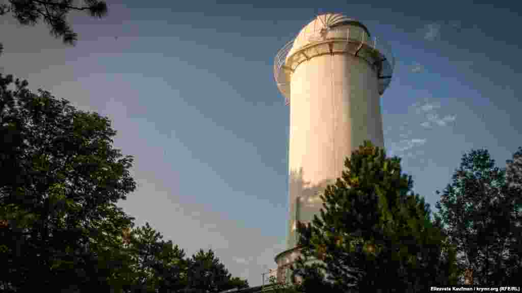 БСТ-1 построили в 1955 году для наблюдений Солнца. Тогда его высота составляла 13 метров. После реконструкции в 1973 году телескоп «вырос» до 25 метров