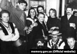 Василь Стус (ліворуч) із однодумцями. Різдво