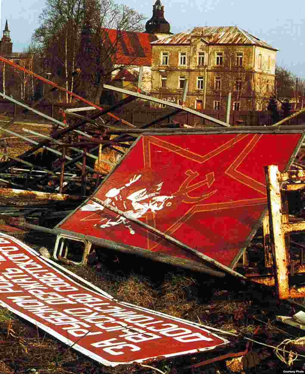 Местечко Курживоды под городом Мимон - Курживоды были превращены в закрытую военную зону, чешское население было выселено, местный костел и замок в стиле ренессанс со временем полностью обветшали. 