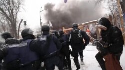 Сутички під Радою між поліцією та мешканцями наметового містечка (відео) Сутички під Радою між поліцією та мешканцями наметового містечка (відео)