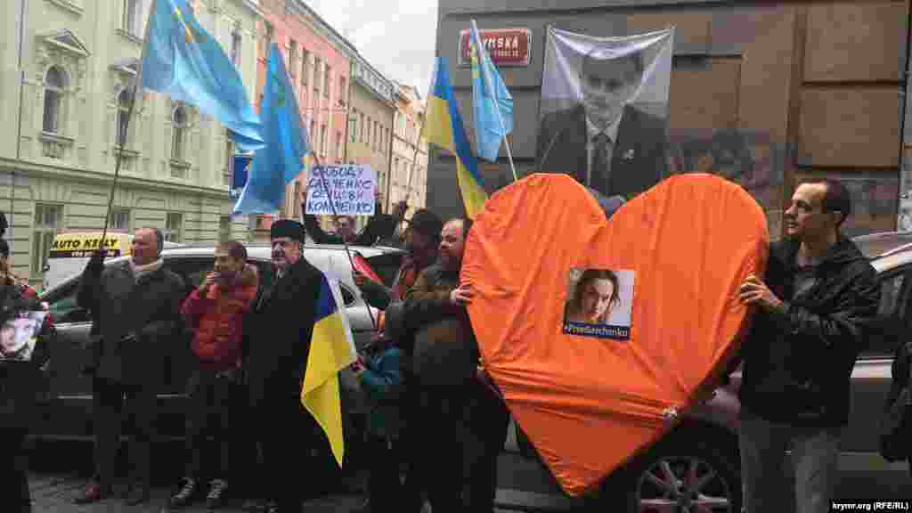 В Праге в рамках фестиваля «CrimeanSOS» прошел митинг-шествие в поддержку крымских политзаключенных и против аннексии Крыма, 19 марта 2016 года