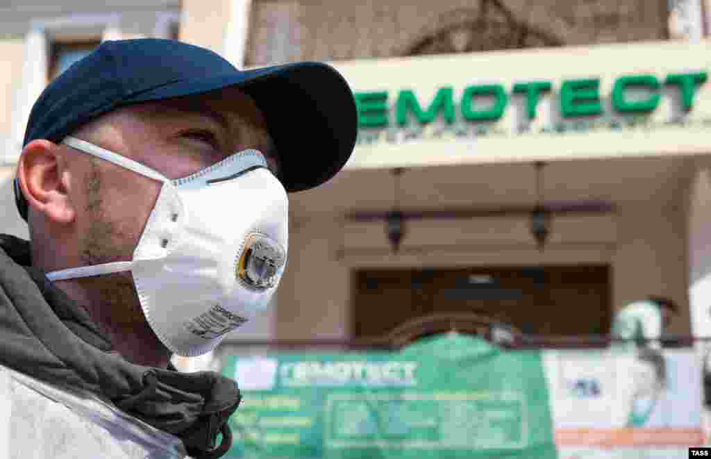 Высоким уровнем защиты обладает респиратор класса FFP3: может противостоять вирусам и бактериям