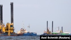 Плаваючі екскаватори готують ґрунт для укладання труб. Знімок зроблений в травні 2018 року