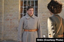 Симон Петлюра (Олесь Доній) розмовляє зі Всеволодом Петрівим (Іван Канівець) (Кадр з фільму «Українська революція за спогадами Всеволода Петріва»)