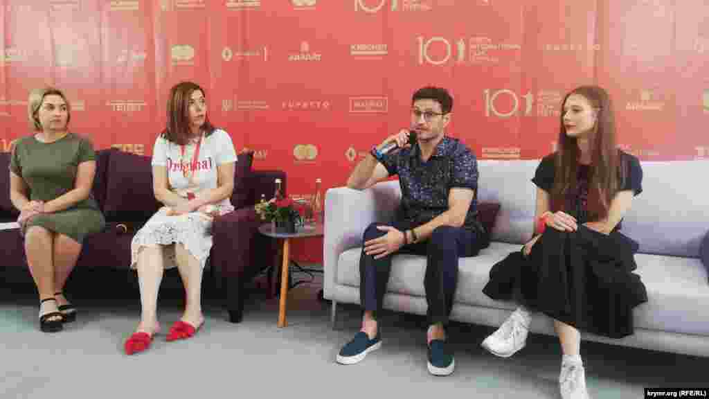 Презентация фильма Олега Сенцова «Номера» на Международном Одесском кинофестивале. Слева направо: Анна Паленчук – продюсер фильма; Юлия Синькевич – продюсер Одесского кинофестиваля; Ахтем Сеитаблаев – режиссер; Анастасия Черная – подруга Сенцова и кастинг-директор. Одесса, 13 июля 2019 года. Сам Олег Сенцов в это время еще отбывал наказание в городе Лабытнанги за полярным кругом в России. Российский суд в 2015 году обвинил его в террористической деятельности на территории Крыма и приговорил к 20 годам колонии. 7 сентября 2019 года режиссер прибыл в Украину в результате обмена заключенными между Украиной и Россией