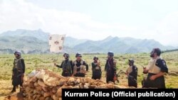 په کورمه کې د مځکو پر سر په بیا بیا وسله والې شخړې هم شوې دي. دا عکس په یو شخړه کې تر ډربندۍ وروسته اخیستل شوی وو.