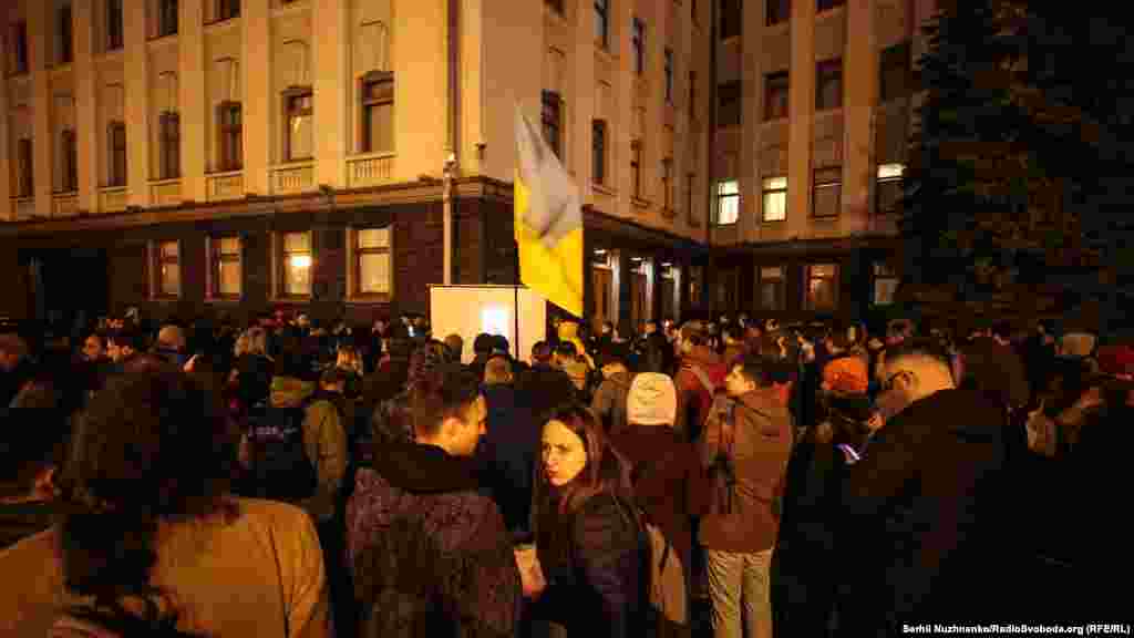 Увечері 27 вересня в Києві кілька сотень людей вийшли на акцію «Ніч на Банковій. Знову»