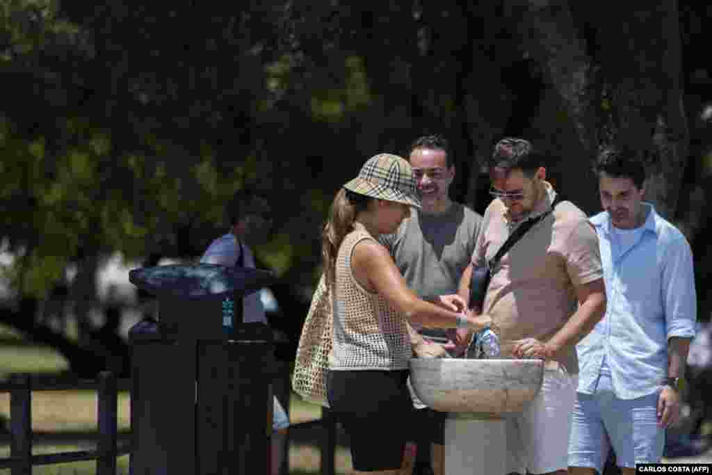 Ljudi pune boce s vodom na fontani u Lisabonu, 29. juna.