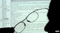 Код вируса на экране компьютера, иллюстративное фото