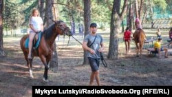Дітей в цьому таборі катають на конях, проводять майстер-класи та інтелектуальні ігри