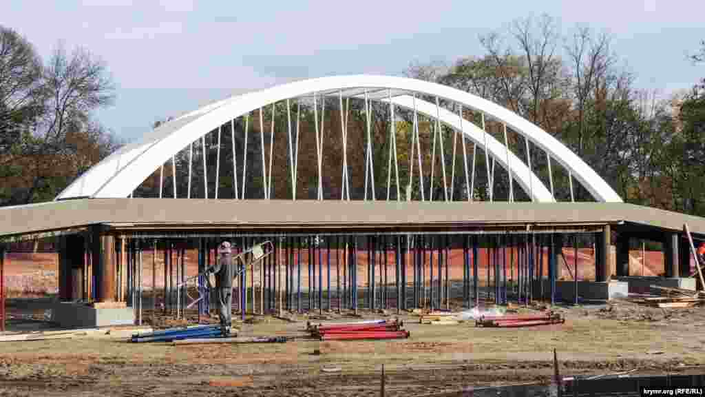 В Комсомольском парке Керчи завершают строительство инсталляции Керченского моста. По словам российского главы администрации Керчи Сергея Бороздина, арт-объект будет точной копией Керченского моста в миниатюре длинной 55 метров. Вес строения – 3,5 тонны. Больше фотографий «стройки века» в миниатюре – в фотогалерее