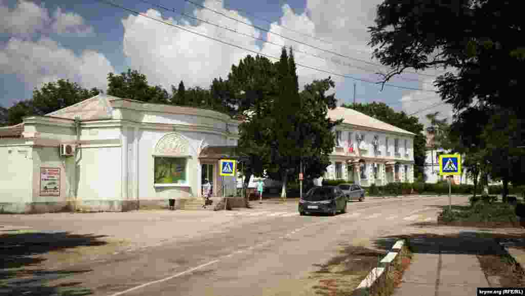 Главная улица поселка – улица Ленина. Друг на друга смотрят два здания – продовольственный магазин и магазин «Завода марочных вин Коктебель»