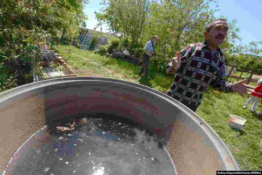 Варку начинают с того, что засыпают в котел сахар (раньше, когда сахара не было, отваривали свеклу). Когда сахар станет коричневатым, наливают воду и мешают отвар. В это время принято поминать усопших и просить Бога, чтобы пиво получилось "добротным" и "всем угодным".