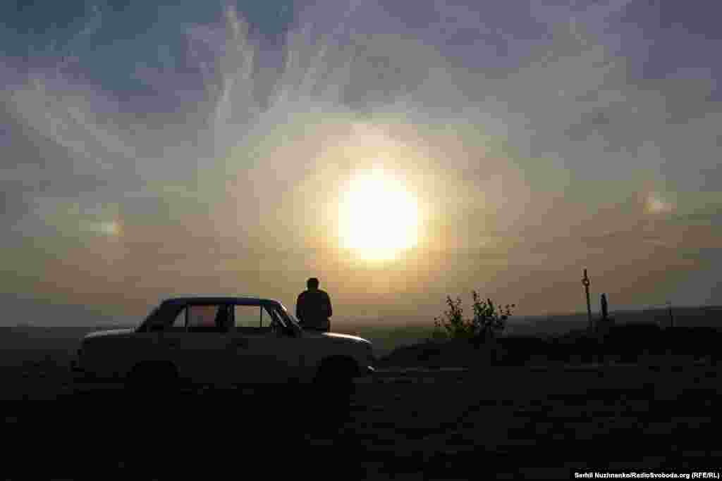 Гора  Кременець – найвища точка Ізюму, з телевежею та монументом на честь загиблих у Другій світовій війні. На Кременці завжди є скупчення людей: це єдине місце в Ізюмі, де вдавалося тоді зловити мобільний зв’язок, вересень 2022 року / Праворуч: початок жовтня 2024-го  Тепер у місті все добре з мобільним звʼязком, і люди просто приїжджають на гору дивитись на заходи сонця  