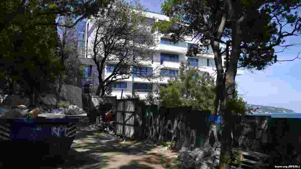 А со стороны моря за кортами продолжается строительство 