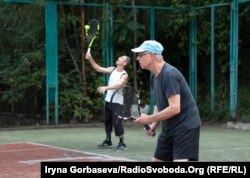 На теннисный корт приходят и поиграть, и пообщаться