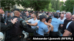 Učesnici protesta pokušali su u dva navrata da probiju kodon policije