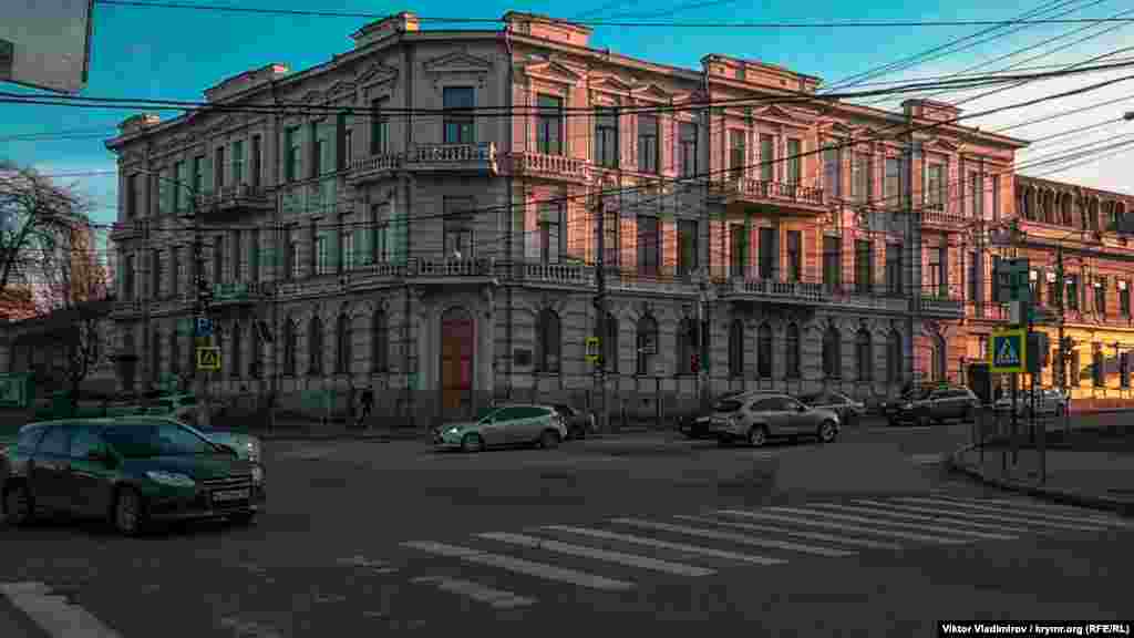 Перекресток с улицами Пролетарской и Шмидта ‒ один из самых оживленных в Симферополе. Это трехэтажное здание в начале 20-го века построил заместитель городского головы Симферополя Александр Шлее. Здесь располагалась частная женская гимназия, а во время Второй мировой войны – немецкий госпиталь. Выше располагается старая часть Симферополя