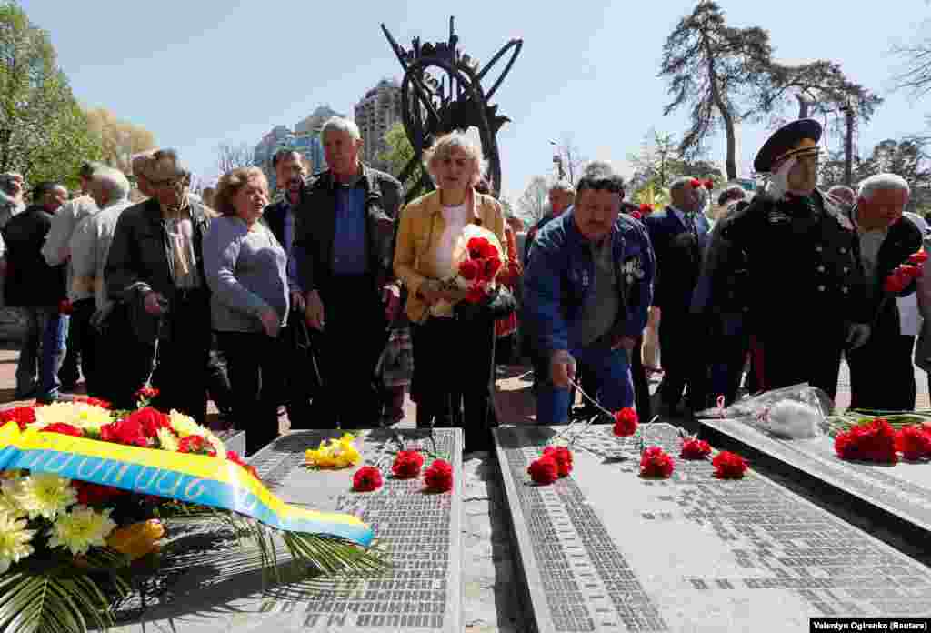 Ліквідатори та усі небайдужі на церемонії вшанування пам'яті жертв аварії на ЧАЕС, що сталася 26 квітня 1986 року. Київ, 26 квітня 2019 року  