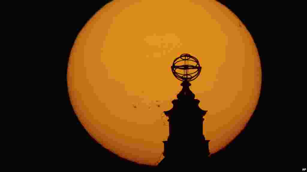 Toranj muzeja Kunstkamera u Sankt Peterburgu ocrtava se kao silueta na suncu.